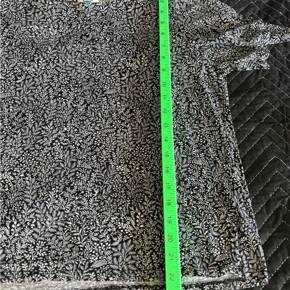 2 Womens Tops. Size Medium. Old Navy/Aeropostale - Picture 4 of 10